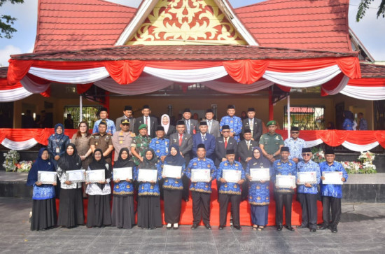 Pj.Bupati Kampar  menjadi inspektur upacara pada peringatan Hari Pendididkan Nasional